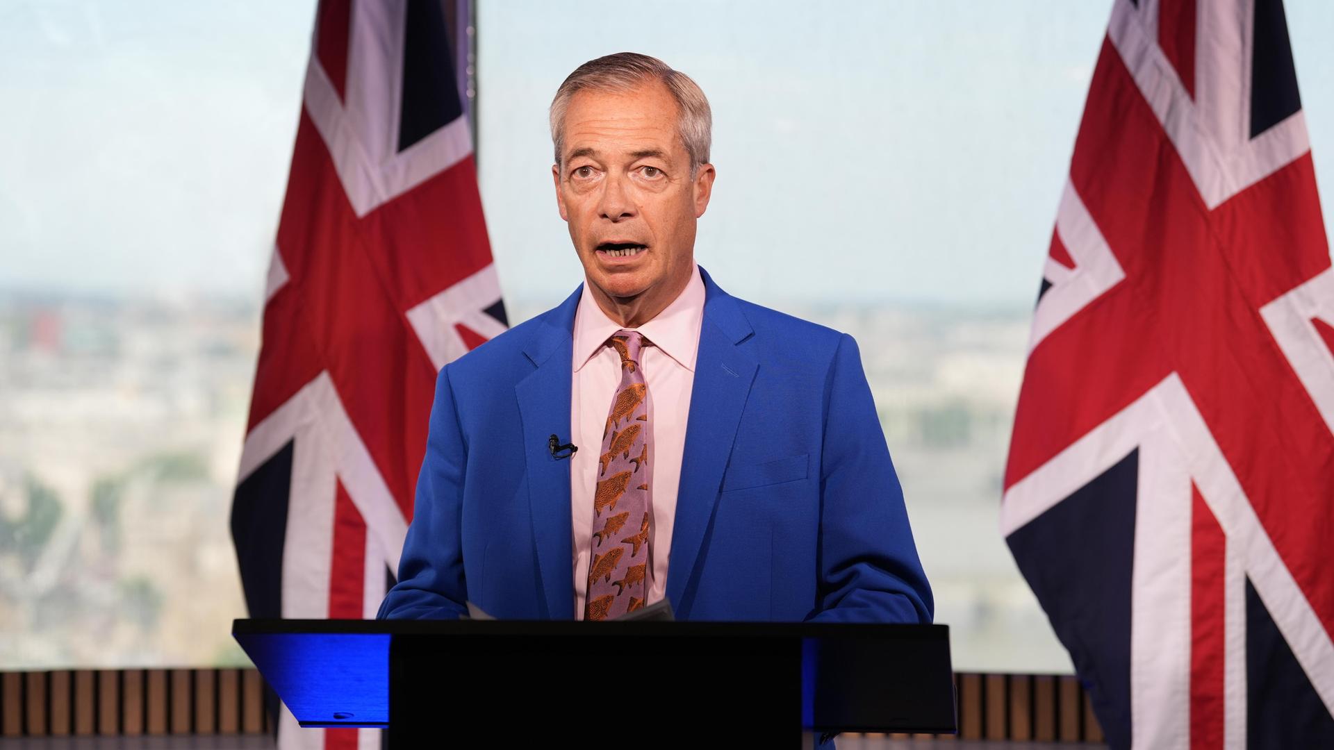 Der Vorsitzende der Reformpartei UK, Nigel Farage, gibt im Anschluss an seine Erklärung eine Stellungnahme gegenüber den Medien im Parteihauptquartier in Millbank, London, ab. Der Vorsitzende der Reformpartei UK, Nigel Farage, gibt im Anschluss an seine Erklärung eine Stellungnahme gegenüber den Medien im Parteihauptquartier in Millbank, London, ab.