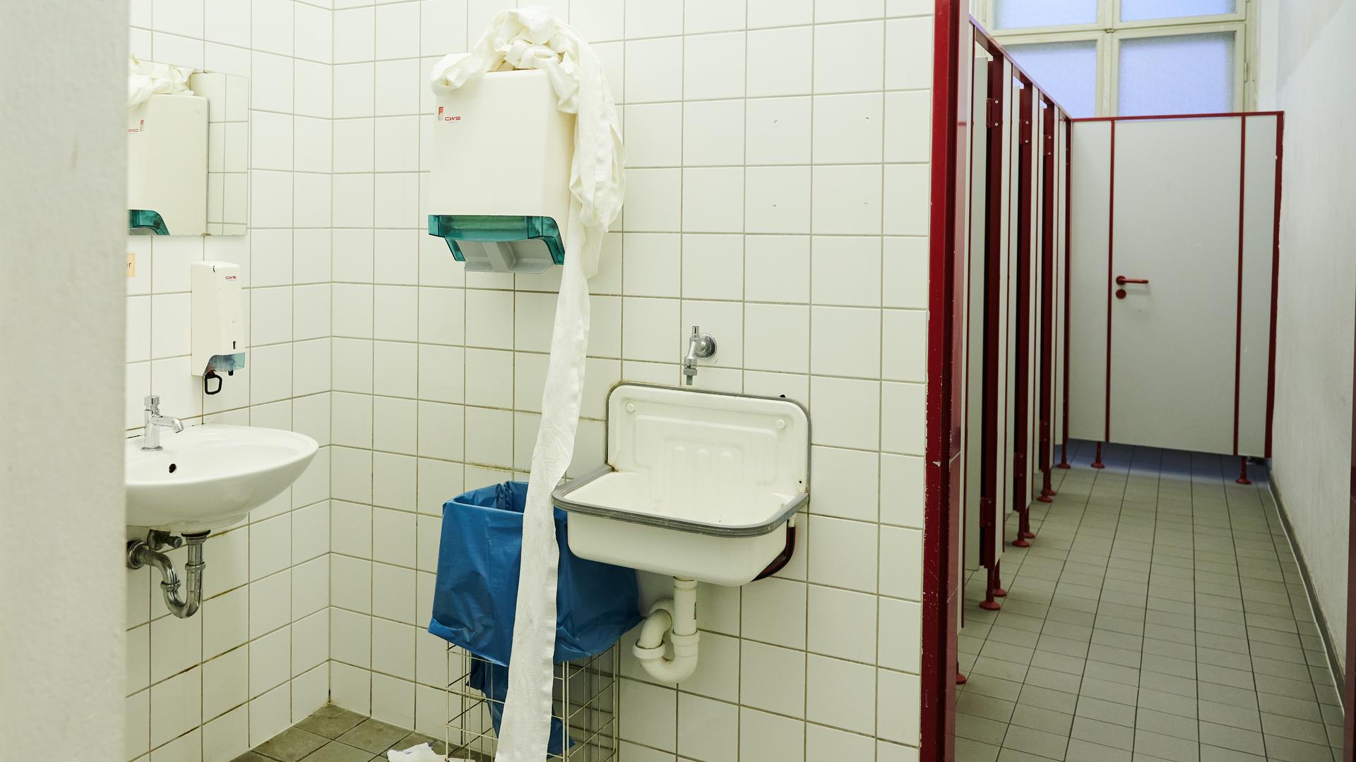 Blick in den Toilettenraum einer Berliner Schule Blick in den Toilettenraum einer Berliner Schule
