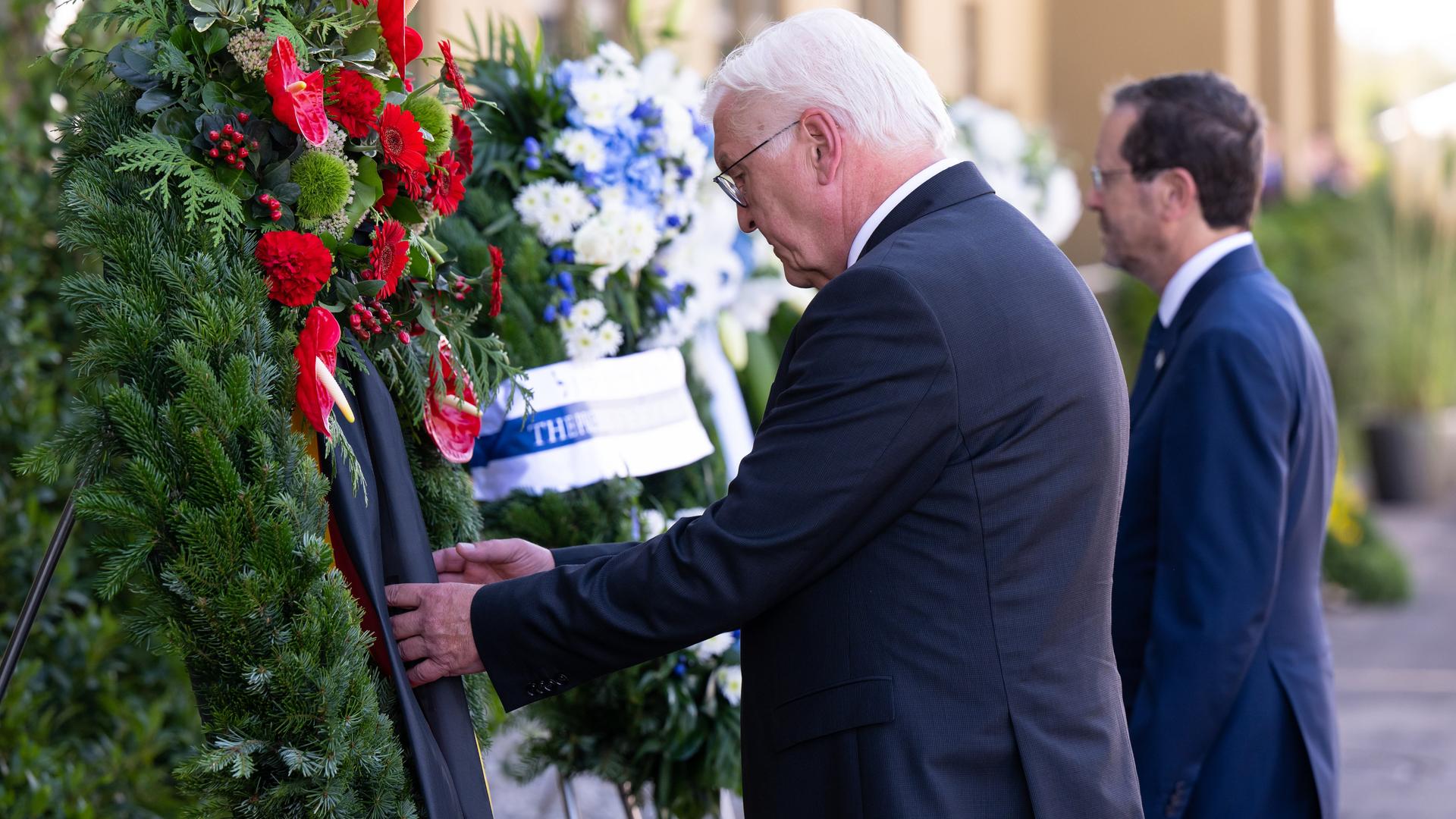 Bundespräsident Frank-Walter Steinmeier (l) und Izchak Herzog, Präsident von Israel, legen während der Gedenkveranstaltung zum 50. Jahrestag des Anschlags auf israelische Sportler bei den Olympischen Spielen 1972 in München einen Kranz nieder.