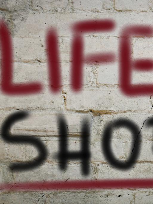 Auf einer Wand steht "Life is short": Das Leben ist kurz.