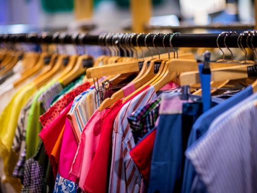 Kleidung hängt an Kleiderbügeln Kleidung hängt an Kleiderbügeln