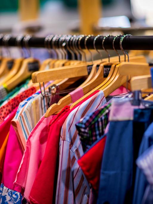 Kleidung hängt an Kleiderbügeln Kleidung hängt an Kleiderbügeln