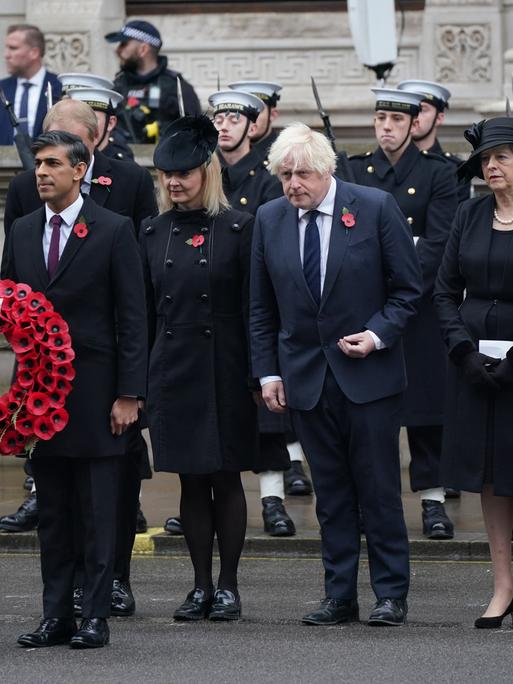 Von links nach rechts: Labour-Parteichef Keir Starmer, Premierminister Rishi Sunak, die früheren Premierministerinnen und -minister Liz Truss, Boris Johnson, Theresa May und David Cameron.