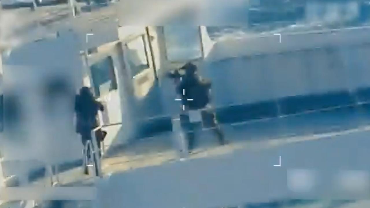 Ein Screenshot von Pam Bondis X-Account zeigt, wie zwei Soldaten mit vorgehaltener Waffe auf dem Tanker umhergehen