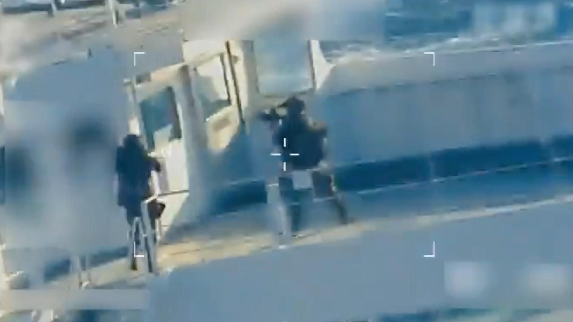 Ein Screenshot von Pam Bondis X-Account zeigt, wie zwei Soldaten mit vorgehaltener Waffe auf dem Tanker umhergehen Ein Screenshot von Pam Bondis X-Account zeigt, wie zwei Soldaten mit vorgehaltener Waffe auf dem Tanker umhergehen