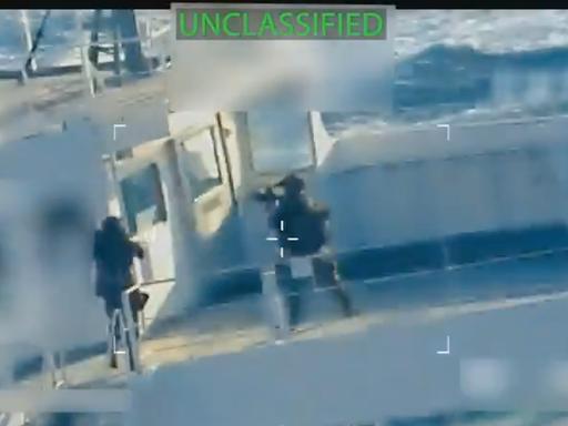 Ein Screenshot von Pam Bondis X-Account zeigt, wie zwei Soldaten mit vorgehaltener Waffe auf dem Tanker umhergehen