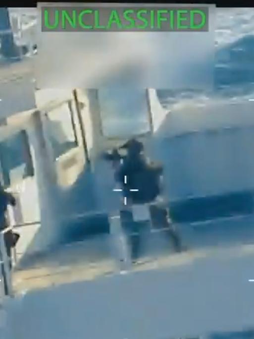 Ein Screenshot von Pam Bondis X-Account zeigt, wie zwei Soldaten mit vorgehaltener Waffe auf dem Tanker umhergehen