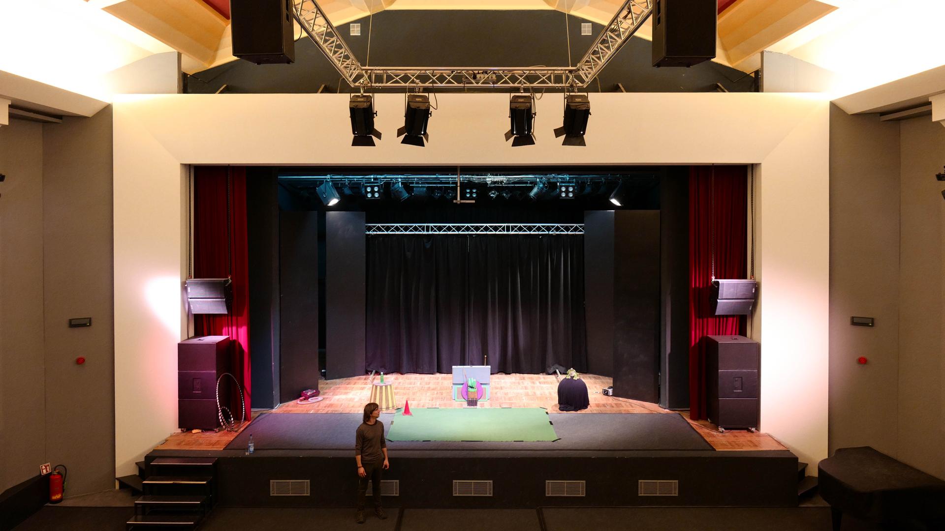 Blick auf die Bühne und Leinwand des Kulturkinos. Mit viel ehrenamtlichen Engagement erhalten Filmenthusiasten das Kino in Sachsens ländlichen Regionen am Leben. Blick auf die Bühne und Leinwand des Kulturkinos. Mit viel ehrenamtlichen Engagement erhalten Filmenthusiasten das Kino in Sachsens ländlichen Regionen am Leben.