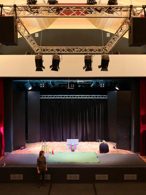 Blick auf die Bühne und Leinwand des Kulturkinos. Mit viel ehrenamtlichen Engagement erhalten Filmenthusiasten das Kino in Sachsens ländlichen Regionen am Leben. 