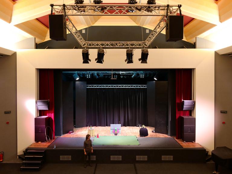 Blick auf die Bühne und Leinwand des Kulturkinos. Mit viel ehrenamtlichen Engagement erhalten Filmenthusiasten das Kino in Sachsens ländlichen Regionen am Leben. 