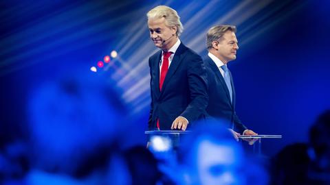 Geert Wilders (PVV) und Pieter Omtzigt (NSC) während der Wahldebatte "Die Zukunft der Niederlande" in Rotterdam am 20.11.2023.