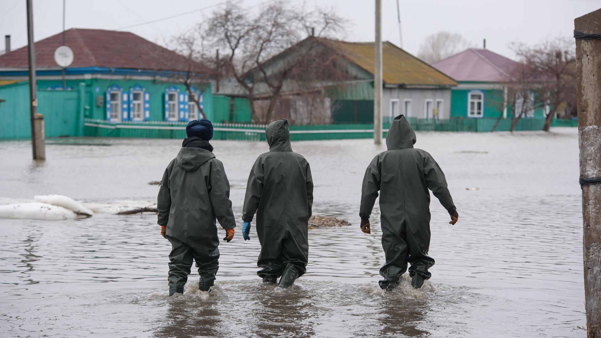 Rettungskräfte in der überschwemmten Siedlung Pokrowka im Norden Kasachstans nahe der Grenze zu Russland. Rettungskräfte in der überschwemmten Siedlung Pokrowka im Norden Kasachstans nahe der Grenze zu Russland.