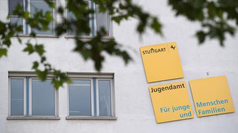 Auf einer Fassade weisen Schilder auf das Jugendamt Stuttgart hin.