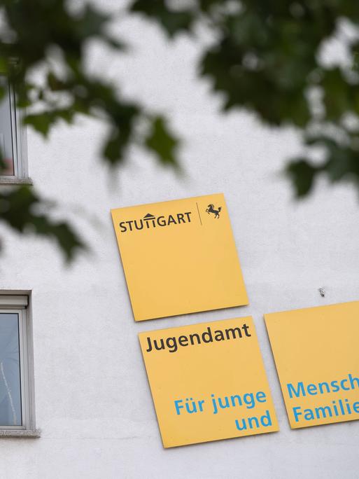 Auf einer Fassade weisen Schilder auf das Jugendamt Stuttgart hin.
