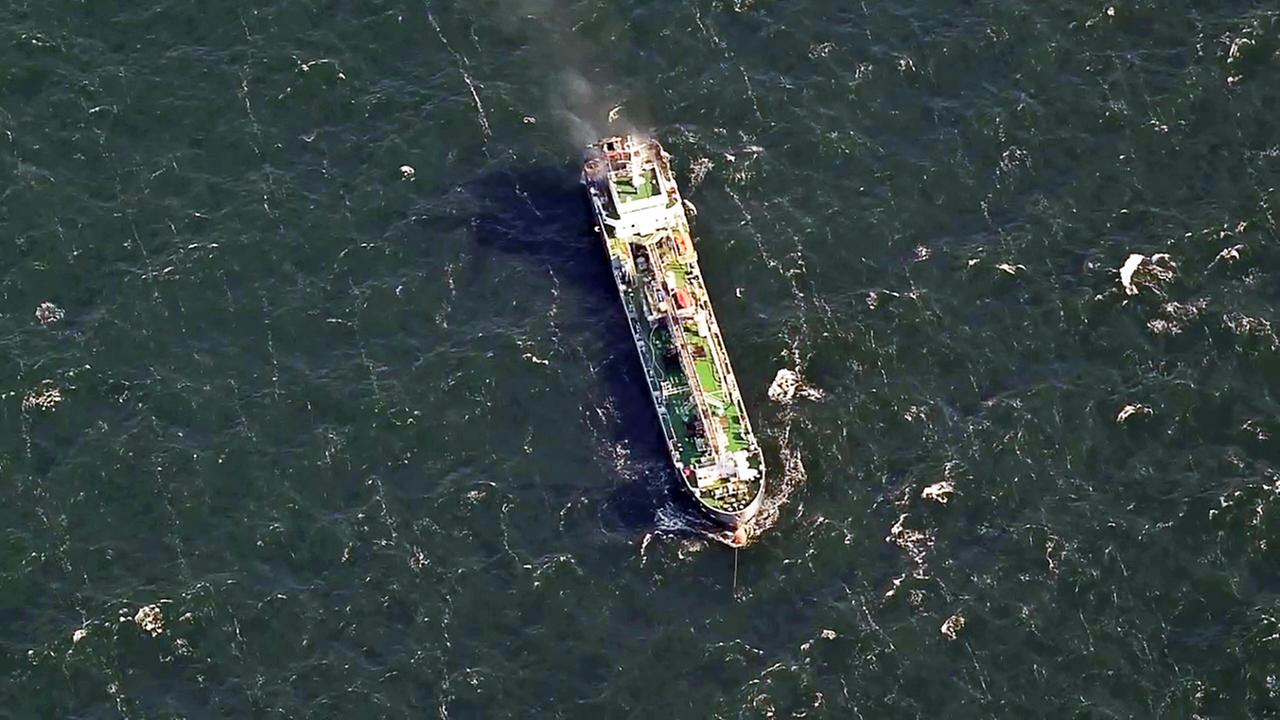 Blick aus einem Hubschrauber: man sieht den brennenden Öl-Tanker in der Ostsee. Blick aus einem Hubschrauber: man sieht den brennenden Öl-Tanker in der Ostsee.