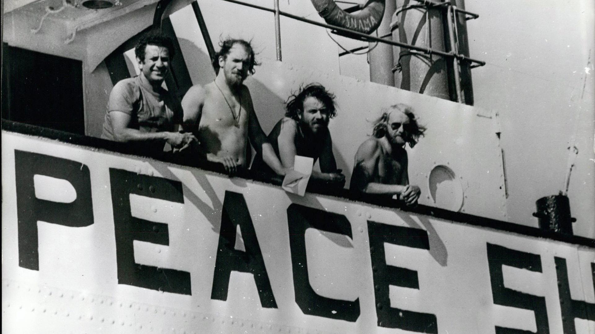 Das Foto zeigt Abie Nathan (lks.) mit einigen Mitgliedern seiner Crew in Haifa im Jahr 1975.