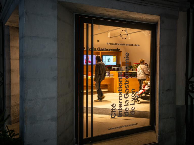 Eingang zur Cité Internationale de la Gastronomie de Lyon.
