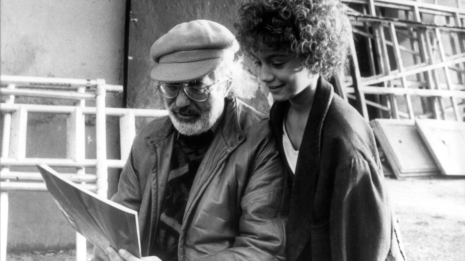 Autor Michael Ende im Gespräch mit "Momo" Radost Bokel während der Dreharbeiten in den Cinecitta-Filmstudios in Rom am 18.12.1985. 