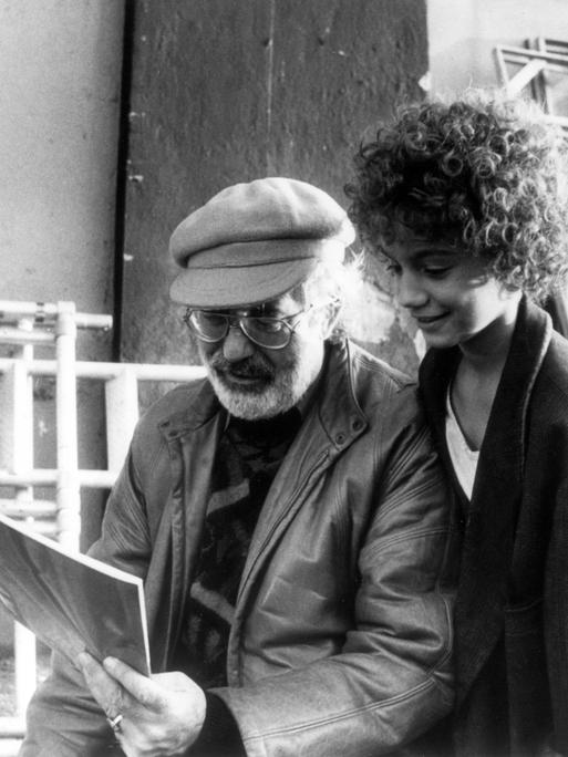 Autor Michael Ende im Gespräch mit "Momo" Radost Bokel während der Dreharbeiten in den Cinecitta-Filmstudios in Rom am 18.12.1985. 