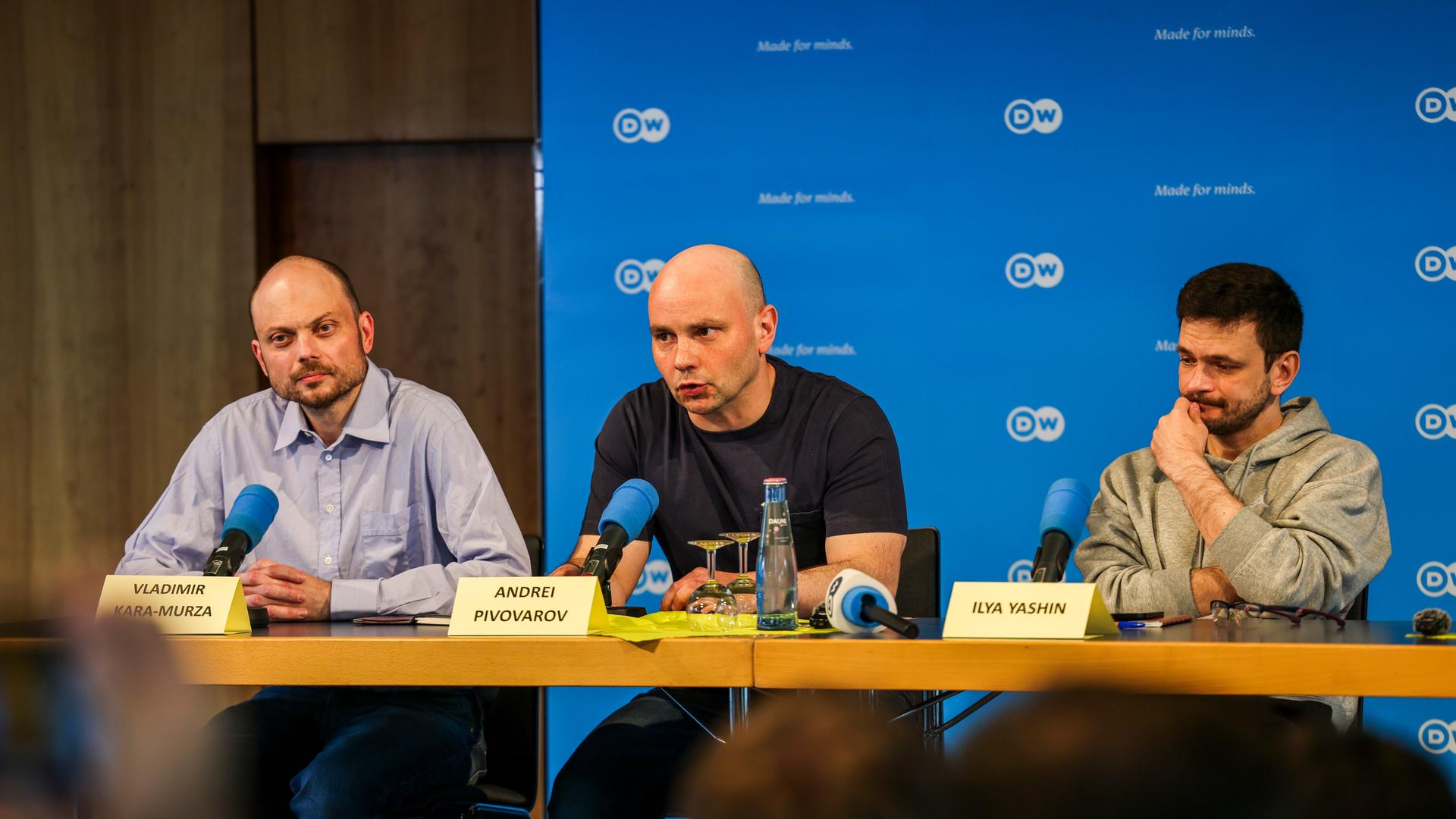 Die ehemaligen russischen Gefangenen Wladimir Kara-Mursa (l-r), Andrej Piwowarow und Ilja Jaschin sitzen an einem Tisch vor Mikrofonen. 