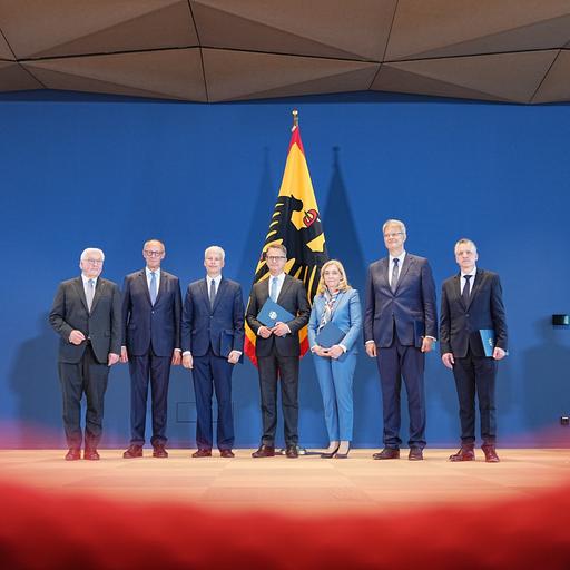 Das Foto zeigt die neuen Ministerinnen und Minister des Kabinetts bei Bundespräsident Steinmeier.