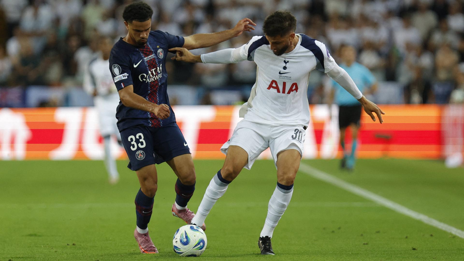 Jeweils ein Spieler von PSG und Tottenham kämpfen um den Ball. 