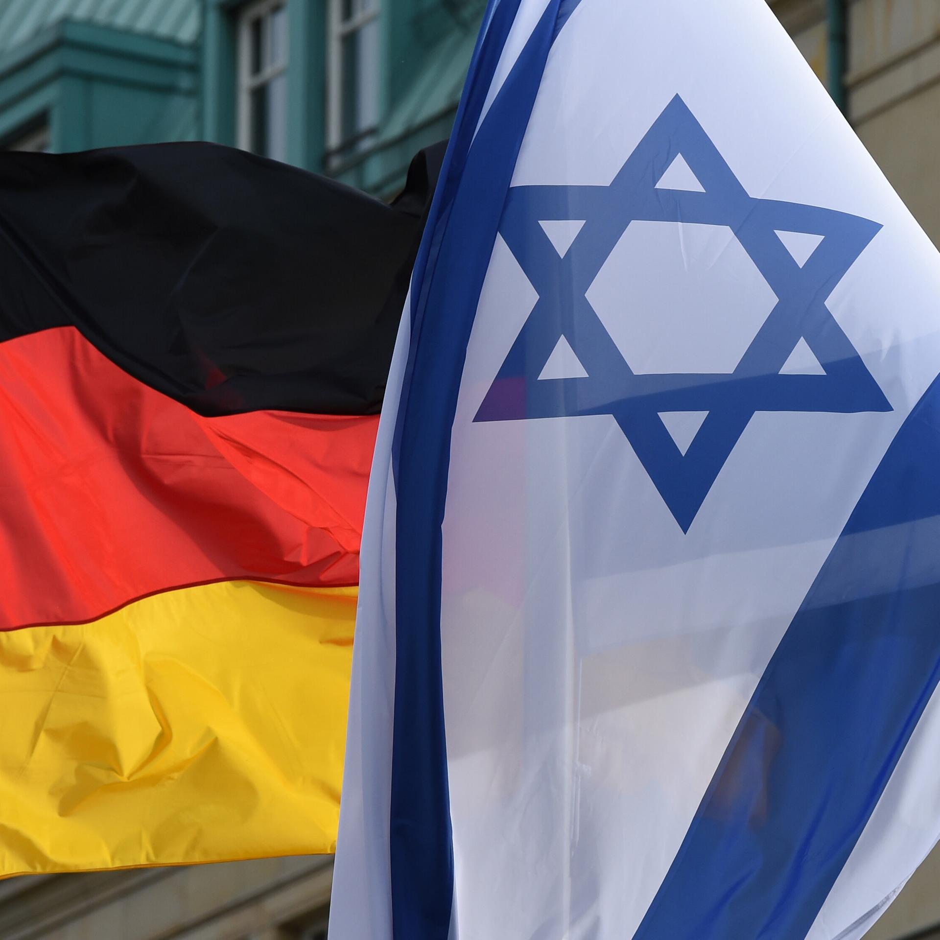 Die Fahnen von Deutschland und Israel wehen in Berlin am Pariser Platz. 