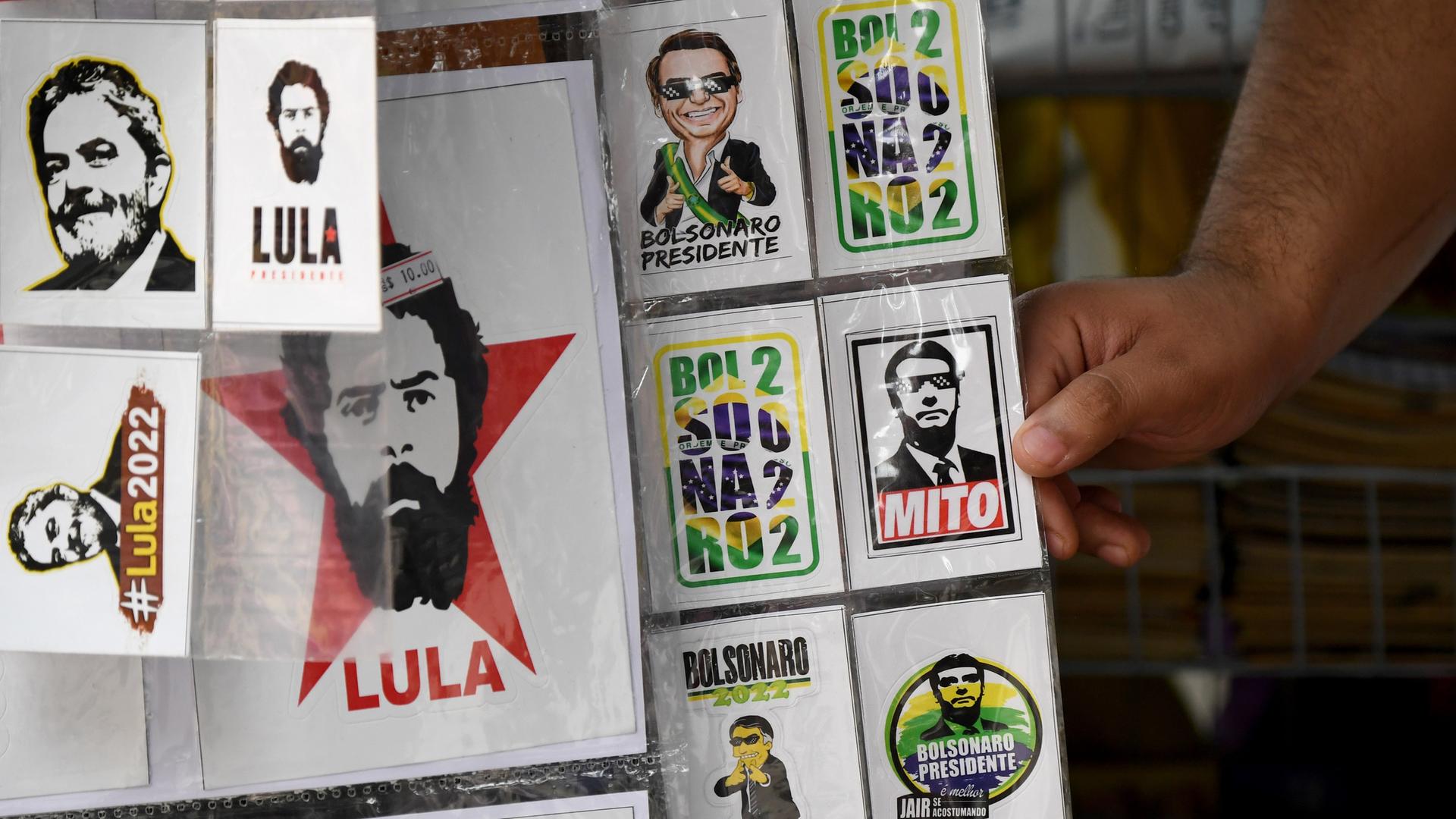 Ein Mann bekommt am 28. Oktober 2022 in Sao Paulo, Brasilien, auf einer Hauptstraße einen Aufkleber des brasilianischen Präsidentschaftskandidaten Jair Bolsonaro. 