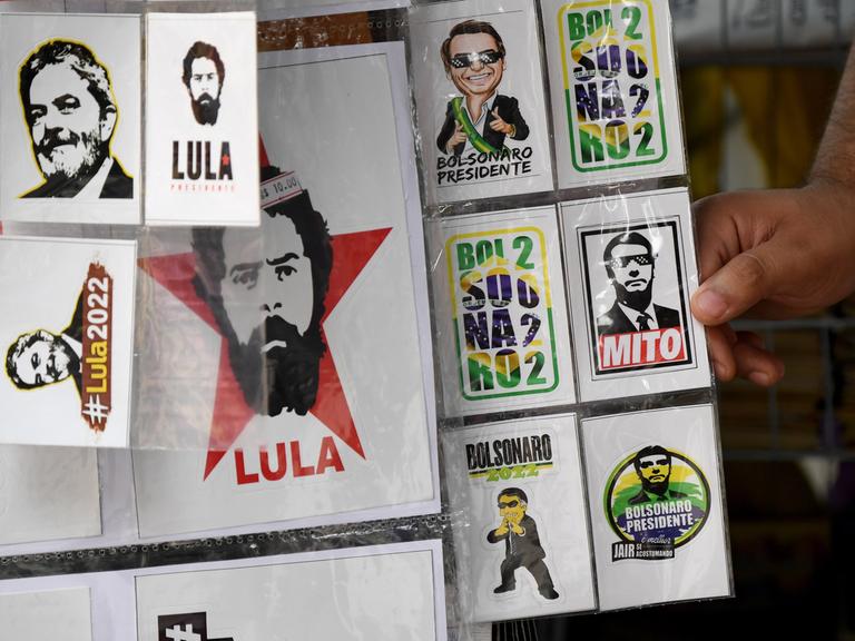Ein Mann bekommt am 28. Oktober 2022 in Sao Paulo, Brasilien, auf einer Hauptstraße einen Aufkleber des brasilianischen Präsidentschaftskandidaten Jair Bolsonaro. 