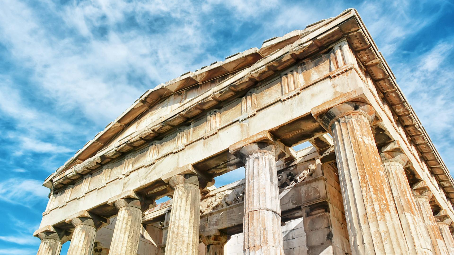 Der Akropolis-Tempel in Athen aus leichter Untersicht aufgenommen.