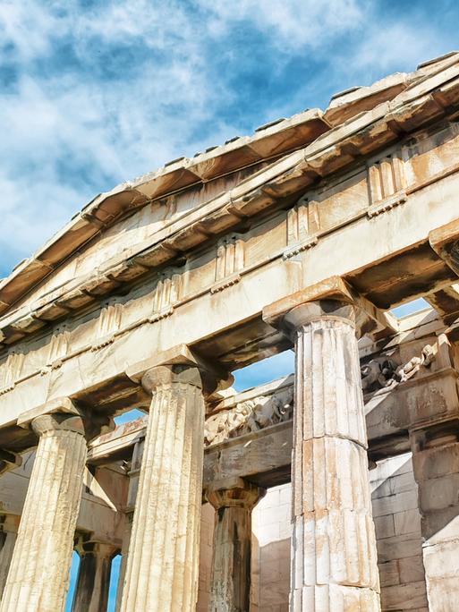 Der Akropolis-Tempel in Athen aus leichter Untersicht aufgenommen.