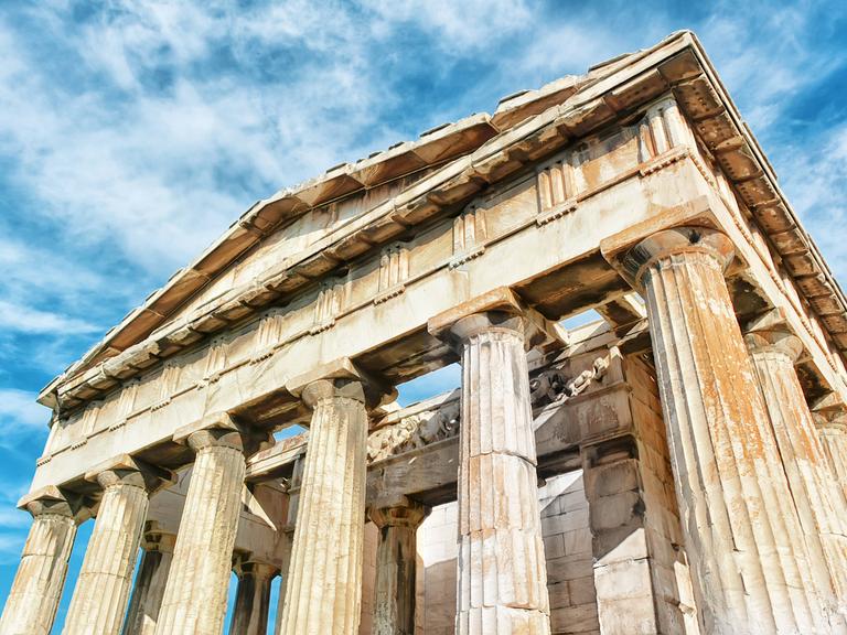 Der Akropolis-Tempel in Athen aus leichter Untersicht aufgenommen.