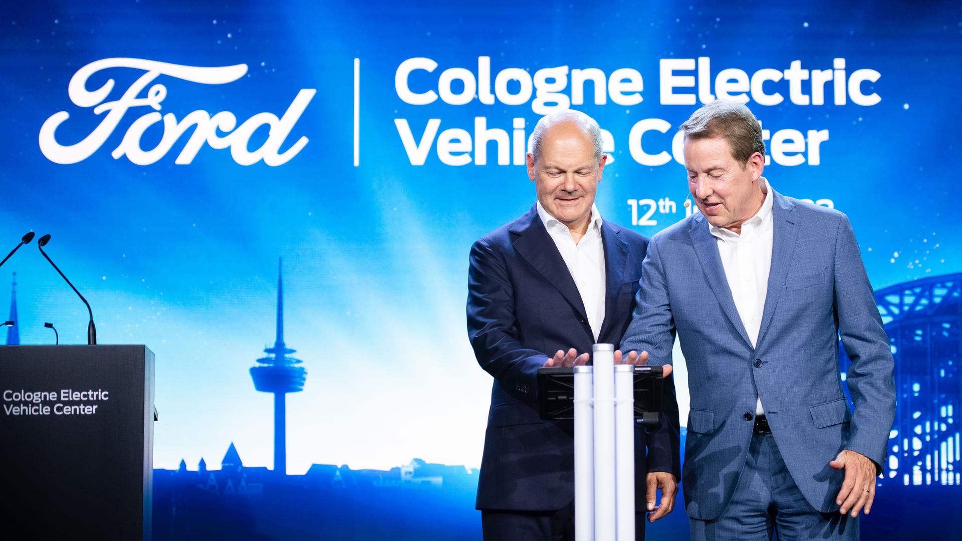 Nordrhein-Westfalen, Köln: Bundeskanzler Olaf Scholz (l, SPD) und William Clay Ford, Vorstandsvorsitzender von Ford, drücken bei der Vorab-Eröffnungsfeier des Ford Cologne Electric Vehicle Center symbolisch den Startknopf. Nordrhein-Westfalen, Köln: Bundeskanzler Olaf Scholz (l, SPD) und William Clay Ford, Vorstandsvorsitzender von Ford, drücken bei der Vorab-Eröffnungsfeier des Ford Cologne Electric Vehicle Center symbolisch den Startknopf.