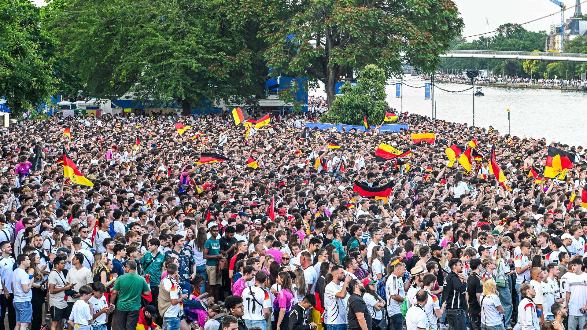 Fans von Deutschland und der Schweiz in Frankfurt am 24.6.2024.