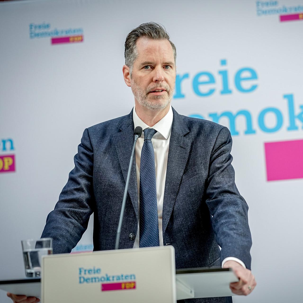 Der FDP-Parteivorsitzende Christian Dürr gibt im Hans-Dietrich-Genscher-Haus eine Pressekonferenz.