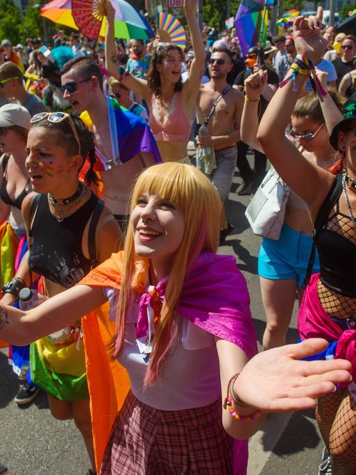 Der Christopher Street Day findet zum 31. Mal statt, tausende junge Menschen laufen fröhlich durch Leipzig am 15. August 2024.