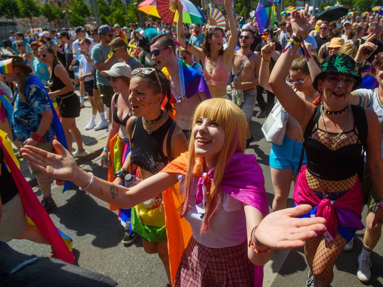 Der Christopher Street Day findet zum 31. Mal statt, tausende junge Menschen laufen fröhlich durch Leipzig am 15. August 2024.