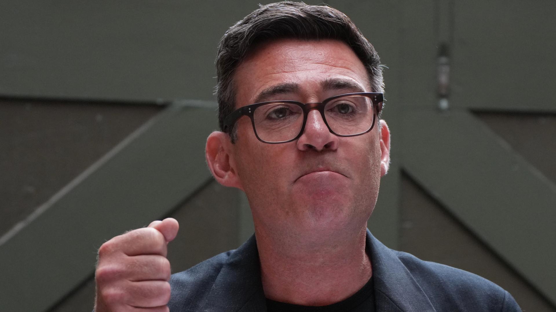 Andy Burnham ballt bei einer Rede in Manchaster die rechte Faust.