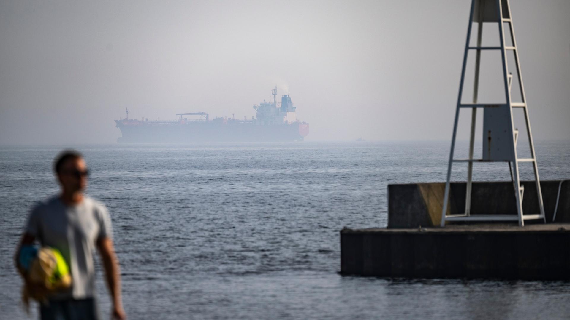 Das Schiff "Jin Hui" liegt im Nebel am Horizont in der Ostsee.
