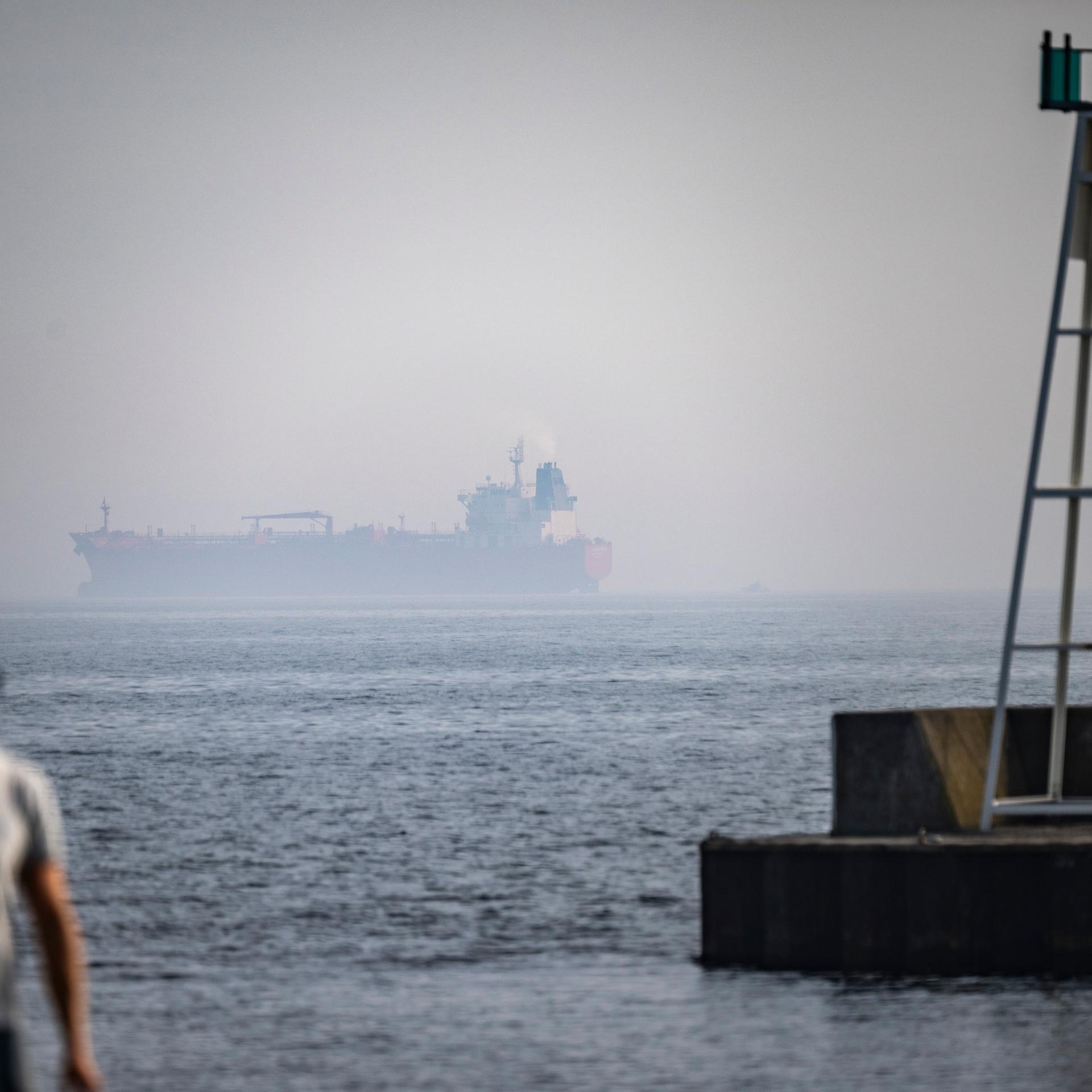 Das Schiff "Jin Hui" liegt im Nebel am Horizont in der Ostsee.