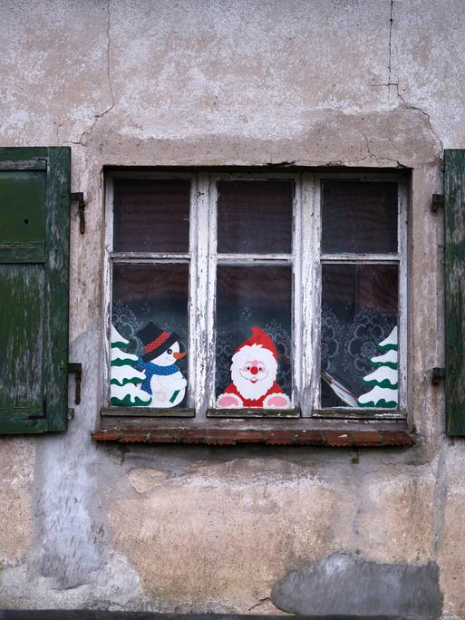 Weihnachtsdekoration an einem Fenster in Brandenburg.