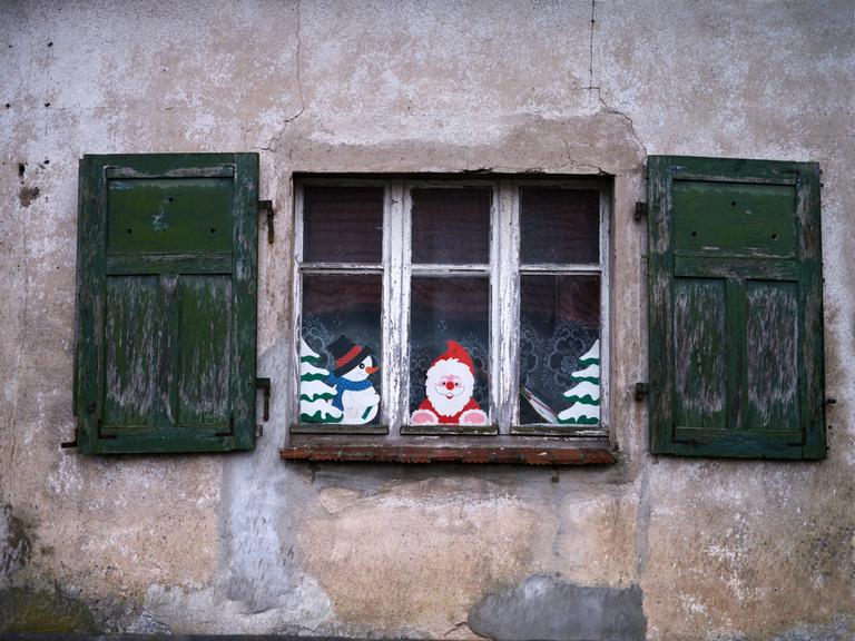 Weihnachtsdekoration an einem Fenster in Brandenburg.