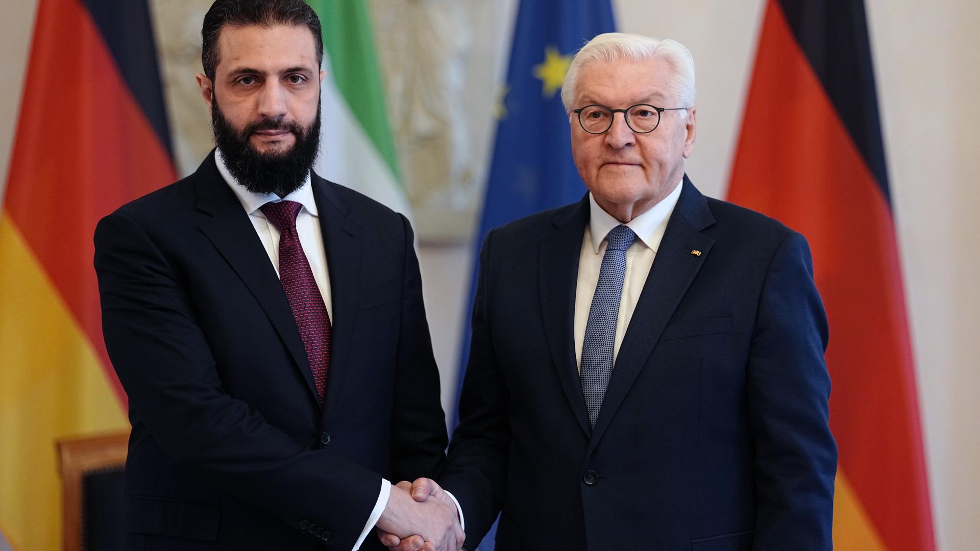 Syriens Übergangspräsident Ahmed al-Scharaa und Bundespräsident Frank-Walter Steinmeier schütteln sich im Schloss Bellevue die Hand. Syriens Übergangspräsident Ahmed al-Scharaa und Bundespräsident Frank-Walter Steinmeier schütteln sich im Schloss Bellevue die Hand.