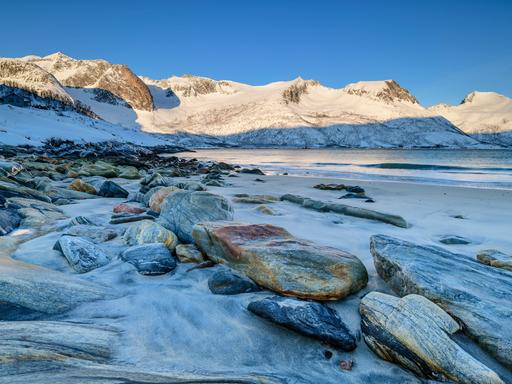 Die Küste eines norwegischen Fjords.