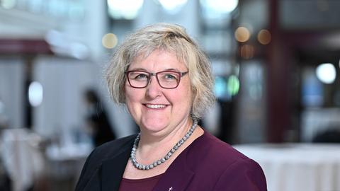 Heike Springhart posiert für ein Porträtfoto.