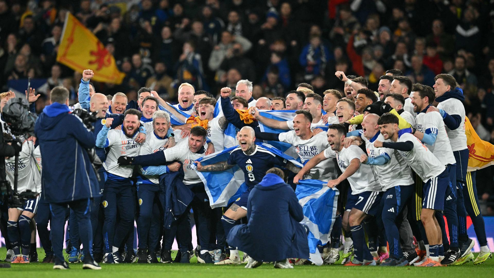 Spieler, Trainer und Betreuer der schottischen Nationalmannschaft jubeln. Spieler, Trainer und Betreuer der schottischen Nationalmannschaft jubeln.