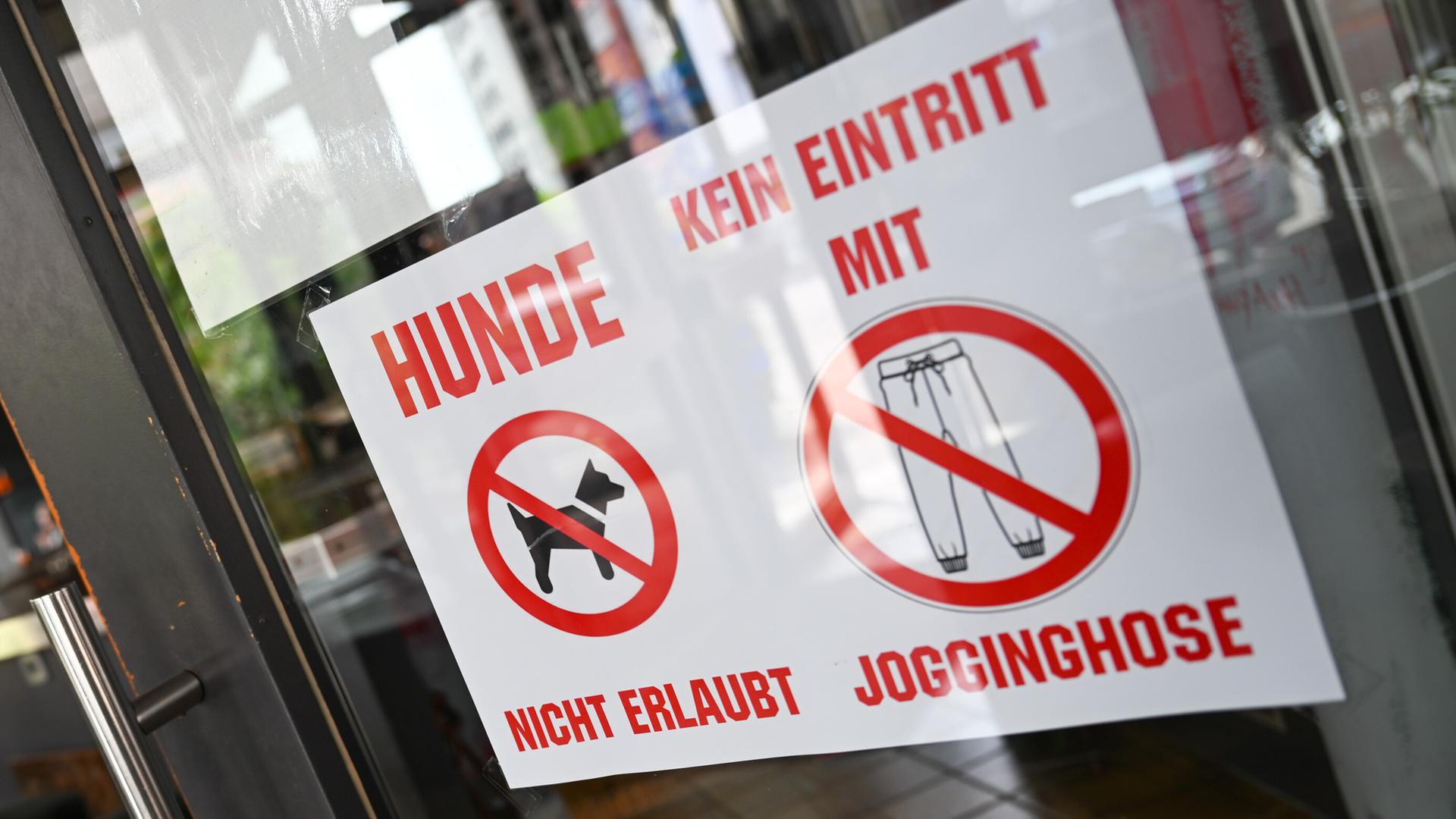 Ein Schild mit der Aufschrift „Kein Eintritt mit Jogginghose" hängt an der Tür des Pforzheimer „Art Café“