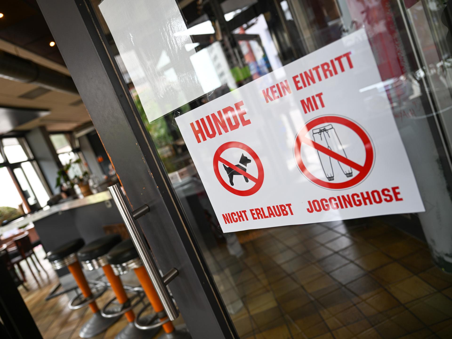 Ein Schild mit der Aufschrift „Kein Eintritt mit Jogginghose" hängt an der Tür des Pforzheimer „Art Café“