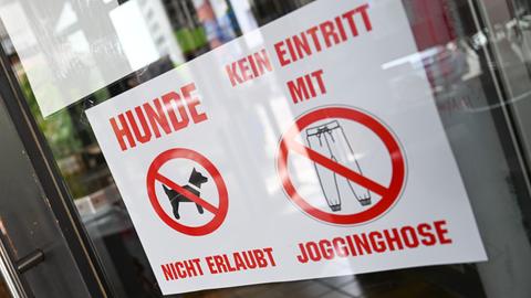 Ein Schild mit der Aufschrift „Kein Eintritt mit Jogginghose" hängt an der Tür des Pforzheimer „Art Café“