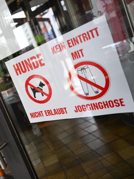 Ein Schild mit der Aufschrift „Kein Eintritt mit Jogginghose" hängt an der Tür des Pforzheimer „Art Café“